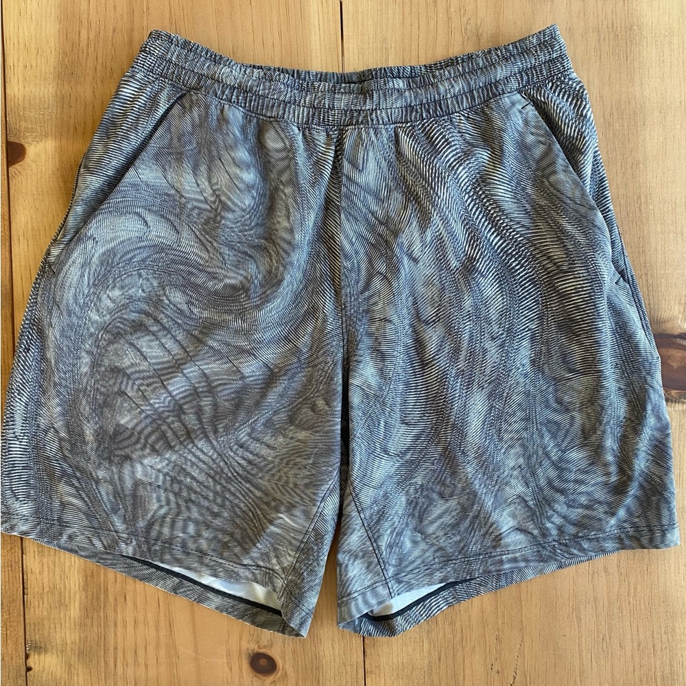 Lululemon Grey/ Lime Green Patterned 7 Inch Pace Breakers Size Medium.